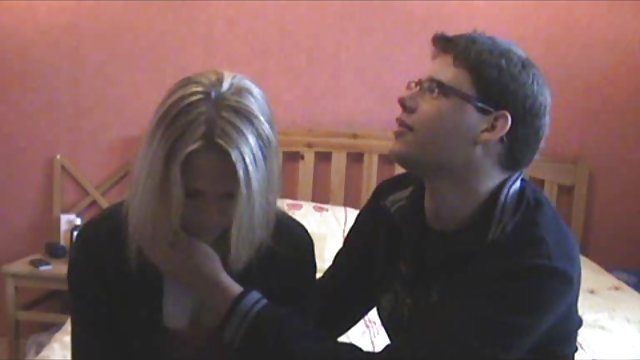 XXX بدون ثبت نام آندریا داستانهای سک رینکون در مقابل وب کم نشسته است