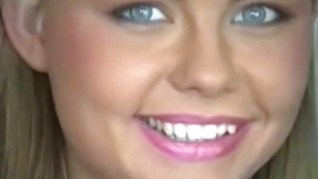 XXX بدون ثبت نام دختر سایت فیلم پورن ایرانی برزیلی قبل از وب کم برهنه می شود