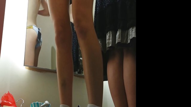XXX بدون ثبت نام زهره پر زرق و برق در جوراب های نایلونی پاهای زیبا خود را در مقابل دوربین پخش می کند فیلم سیسکی ایرانی و گربه خیس او را از هیجان تلخ می کند
